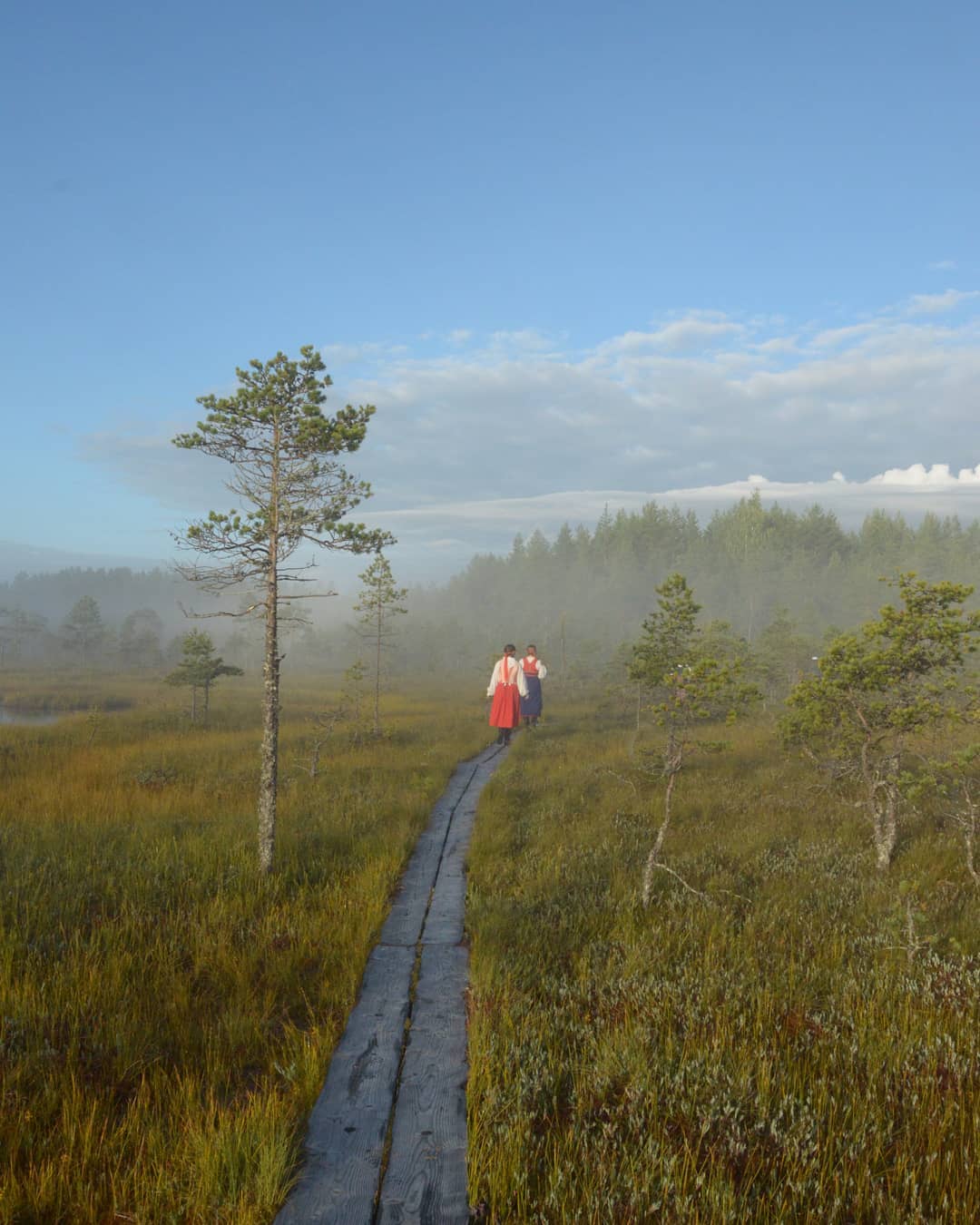 Kirveslammen kierroksella kansallispuvuissa